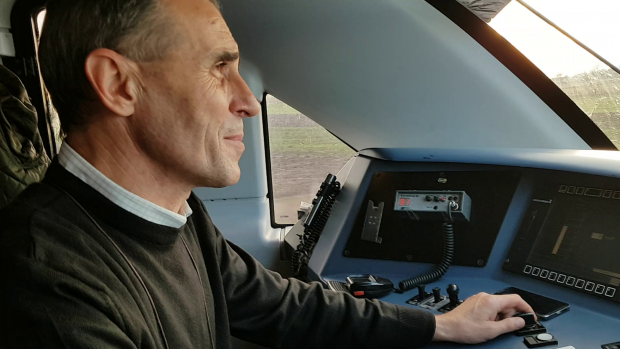 VIDEO/ A înconjurat Pământul de 18,7 ori și iubește meseria care i-ar putea scurta viața: mecanic de locomotivă