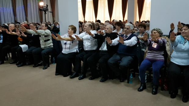VIDEO / Pensionarii au primit cadouri de la ”Moș Crăciun Kung Fu”