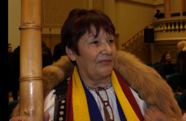 VIDEO/Secretele tulnicăresei Argentina. Știe să ”citească” vremea în creanga de brad și în firul ierbii