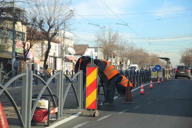 Garduri metalice montate de-a lungul liniei de tramvai 21.