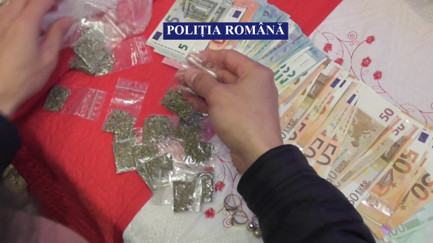 Produse cu efecte psihoactive, confiscate de polițiștii din Călărași