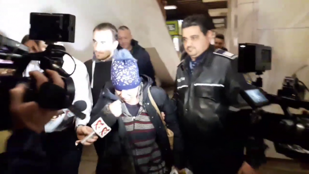 FOTO&VIDEO/ Suspecta care a amenințat o femeie la stația de metrou Unirii 2 a fost reținută. Cine este agresoarea