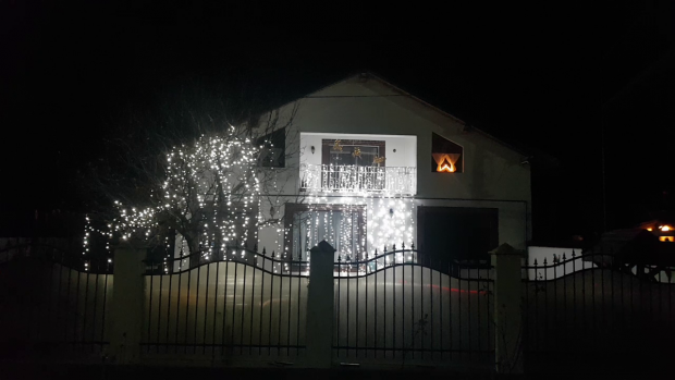 Mulţi dintre cei care stau la casă, pe DN1, şi-au decorat curţile şi pereţii locuinţei cu ghirlande luminoase