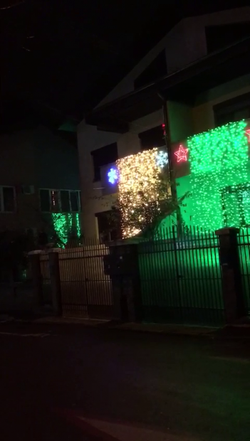 În timp ce unii s-au mulţumit cu o simplă instalaţie luminoasă. alţii şi-au atârnat la fereastră perdele cu mii de leduri colorate