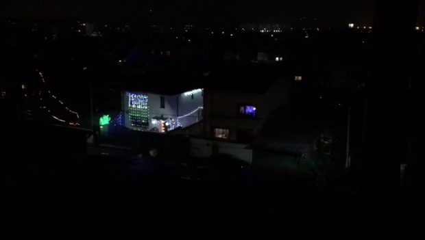 Şi în Bucureşti foarte multe case şi apartamente au fost decorate, de Crăciun, cu perdele luminoase şi leduri colorate