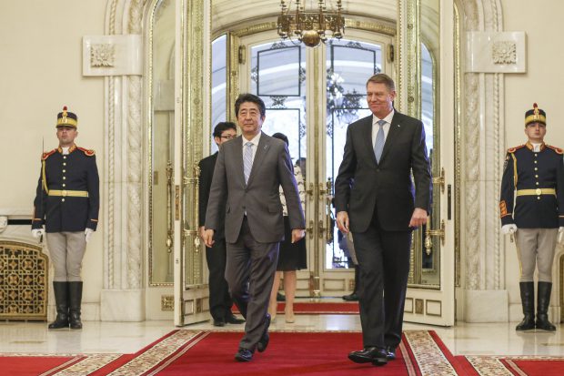 Cum a ajuns vizita lui Shinzo Abe în România, în 2018, motiv de scuze din partea românilor