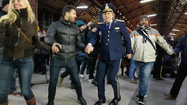 Ilie Năstase a jucat Hora Unirii în Gara de Nord din Bucureşti, luând la dans români de toate vârstele