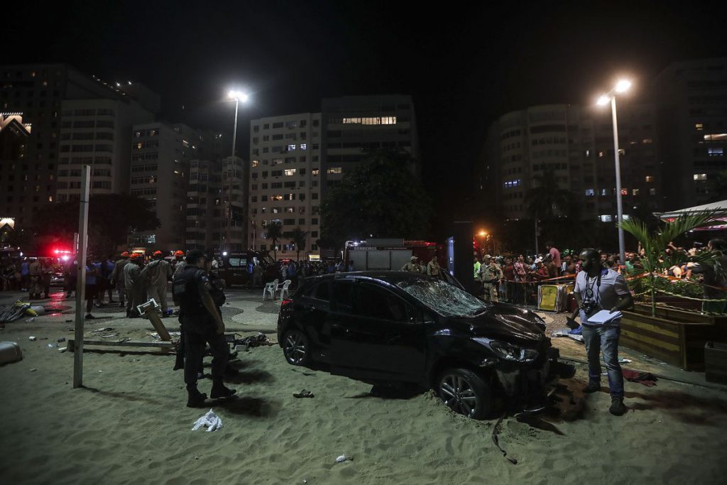 O  mașină a intrat în pietonii aflați pe plaja Copacabana din Rio de Janeiro