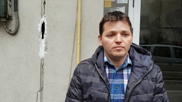 VIDEO | Un bloc a fost invadat de “șobolani migratori”. ”Erau așa mulți că îmi săreau pe umăr, apoi dispăreau prin găuri”