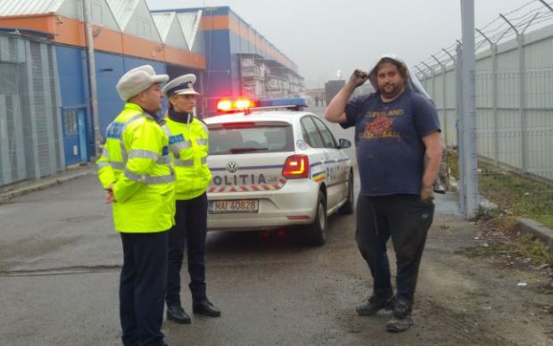 Șofer rămas blocat sub camion, salvat de polițiști
