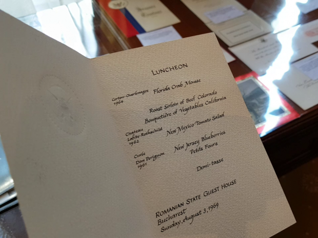 Meniul care arată cu ce l-a servit Nixon pe Ceauşescu, în timpul vizitei din SUA