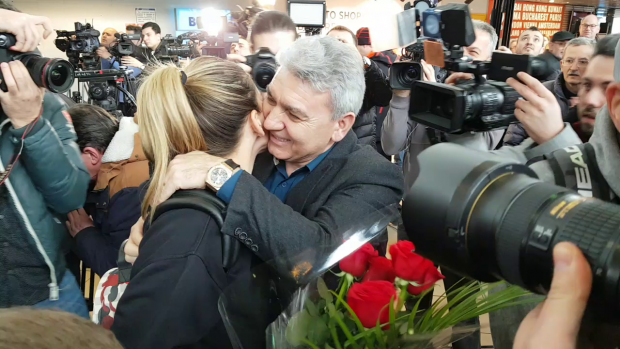 Simona Halep, îmbrăţişată şi felicitată de tatăl său, după ce a devenit vicecampioană la Australian Open