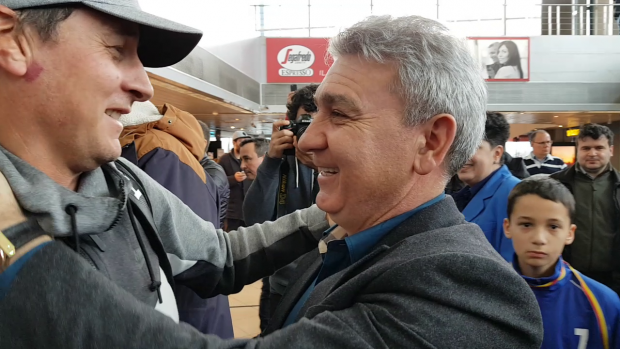 Tatăl Simonei Halep şi Andrei Pavel, antrenorul acesteia, se îmbrăţişează, după întoarcerea din Australia