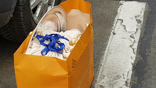 Trofeul obţinut de Simona Halep la Australian Open a fost adus într-o pugă de hârtie