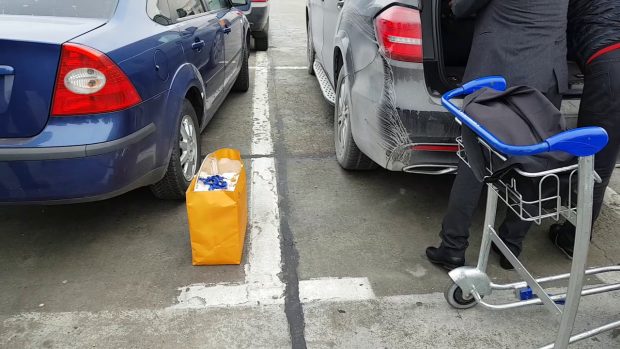 Trofeul obţinut de Simona Halep la Australian Open a stat lângă roata maşinii până când au fost încărcate toate bagajele