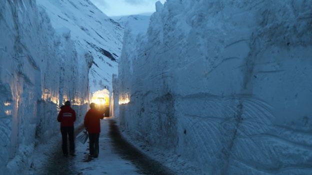 Imagini spectaculoase în Alpi cu ziduri de zăpadă de peste 7 metri