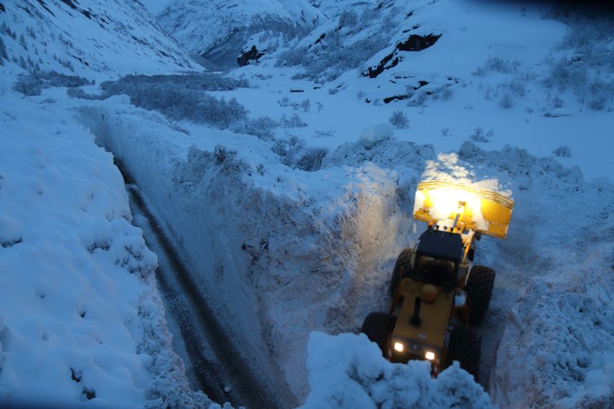 Imagini spectaculoase în Alpi cu ziduri de zăpadă de peste 7 metri