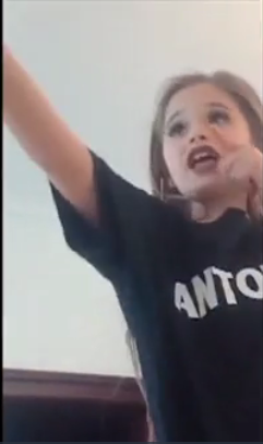 Antonia și-a machiat fetița de șapte ani