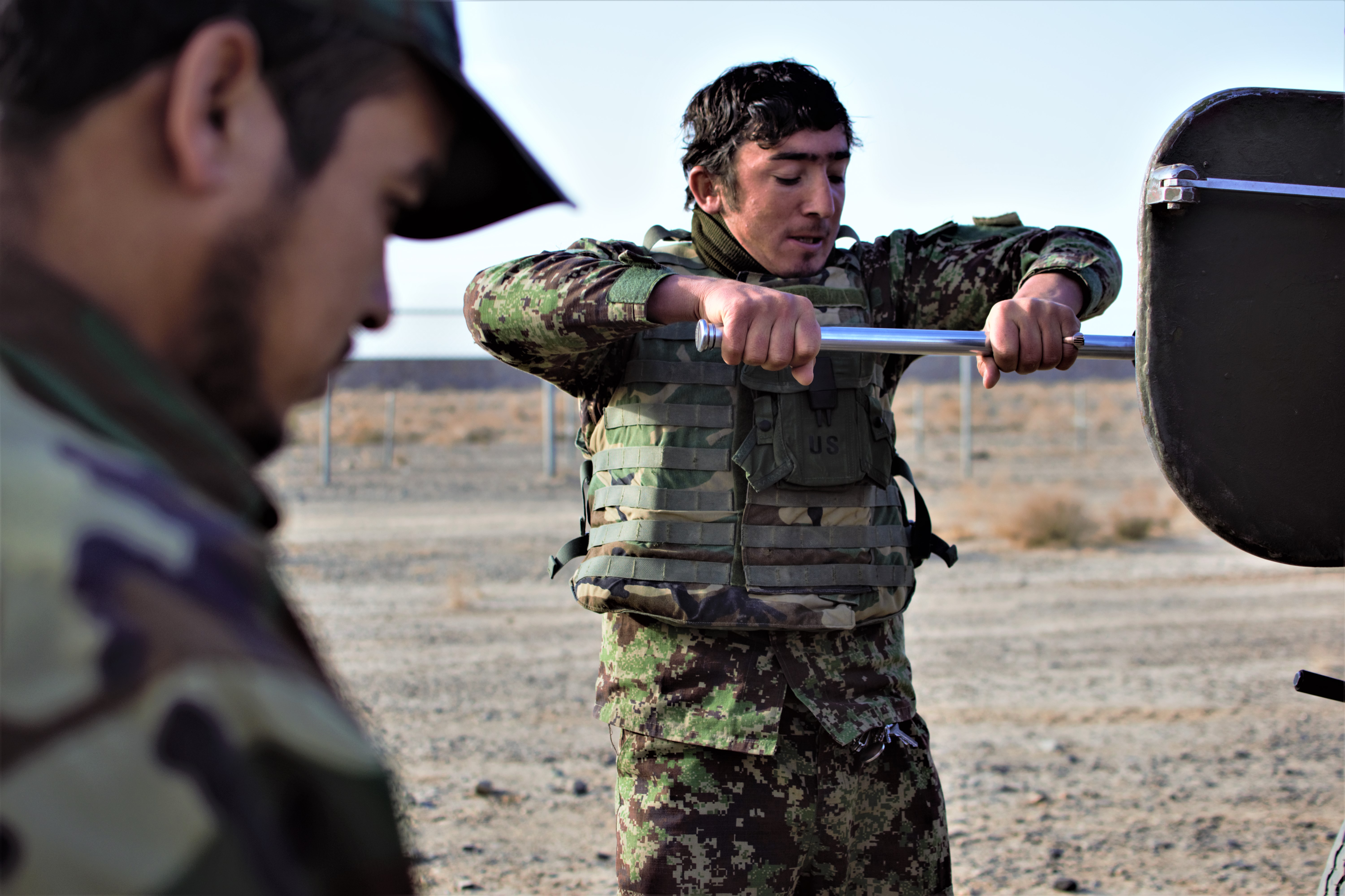 JURNAL DE FRONT DIN AFGANISTAN. Ziua 6: Militarii români îi învață pe afgani să tragă cu tunul - VIDEO