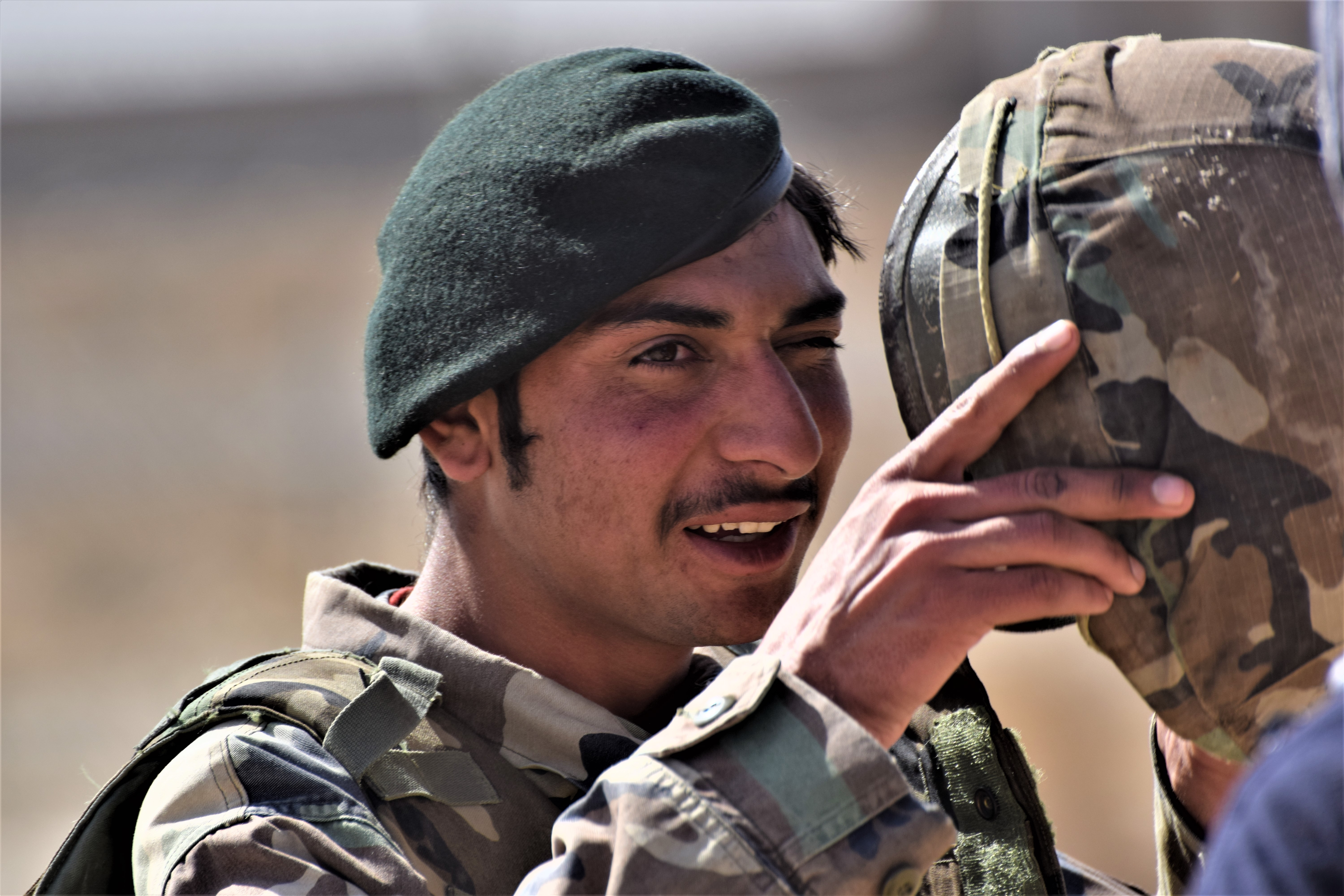 JURNAL DE FRONT DIN AFGANISTAN. Ziua 6: Militarii români îi învață pe afgani să tragă cu tunul - VIDEO