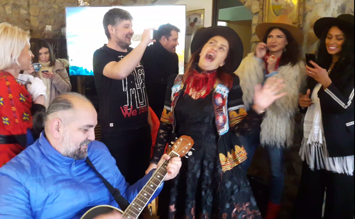 VIDEO EXCLUSIV/Rona Hartner și Monica Bîrlădeanu au cântat cu Daniel Iordăchioaie. Vedetele au intonat un imn despre viața la țară!