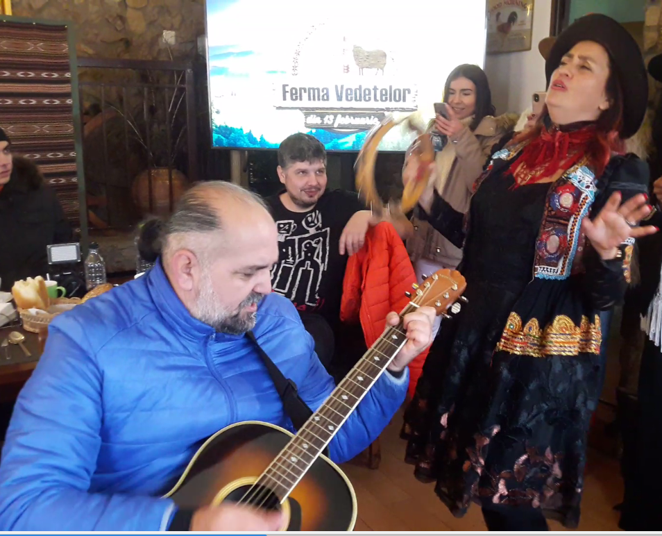 VIDEO EXCLUSIV/Rona Hartner și Monica Bîrlădeanu au cântat cu Daniel Iordăchioaie. Vedetele au intonat un imn despre viața la țară!