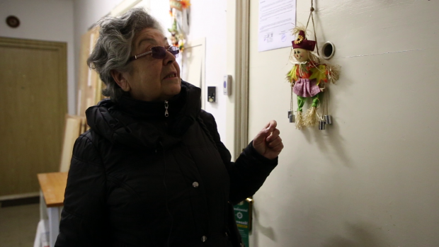 VIDEO / Femeie scoasă din casă de gruparea ”Dama cu camelii”: ”Stau prin parcuri și biserici. Noroc că Dumnezeu a dat iarnă blândă”