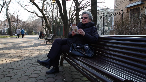 VIDEO / Femeie scoasă din casă de gruparea ”Dama cu camelii”: ”Stau prin parcuri și biserici. Noroc că Dumnezeu a dat iarnă blândă”