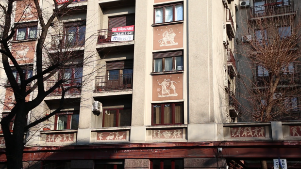 VIDEO / Femeie scoasă din casă de gruparea ”Dama cu camelii”: ”Stau prin parcuri și biserici. Noroc că Dumnezeu a dat iarnă blândă”