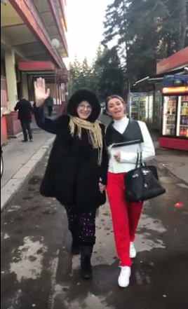 VIDEO/Anamaria Prodan și-a scos mama la plimbare. Artista de muzică populară se află de mai multe zile internată în spital