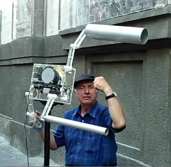 VIDEO EXCLUSIV/Benedict Popescu, doctor în fizică și mare folkist în anii 70, cântă pe stradă în Centrul Vechi la cel mai ciudat instrument!