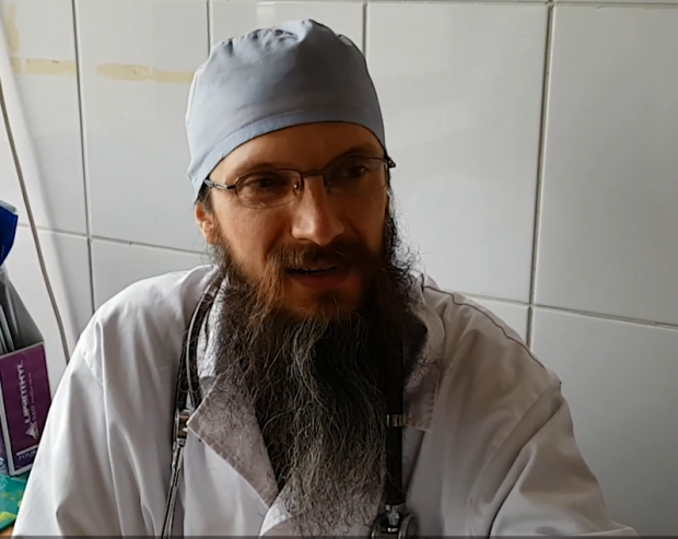 VIDEO/Părintele Pavel, călugărul medic care împarte pașii vieții între mănăstire și pacienți. ”Dumnezeu a insistat să merg pe această cale”