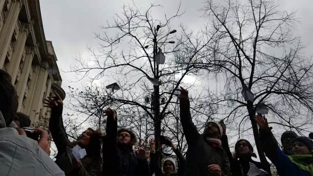 Zeci de avioane de hârtie au zburat spre Ministerul Finanţelor