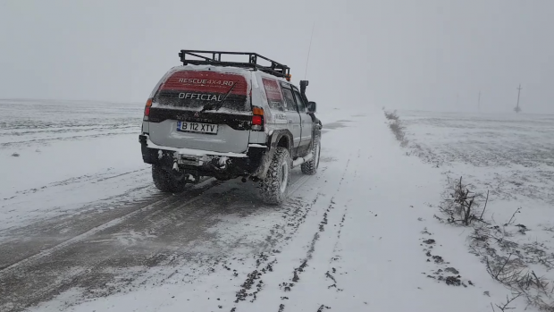 VIDEO | Proprietarii de jeep-uri de la Asociația Salvatorilor 4×4 au sărit în ajutorul românilor înzăpeziţi!