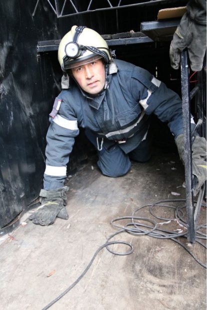 Unul dinte pompierii-ucenici, la ieșirea din labirintul în care a fost testat pentru claustrofobie și atacuri de panică