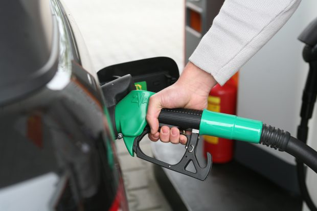 Acciza la carburanți, redusă cu 50%. Plafonarea prețurilor la gaze și energie electrică se prelungește și în aprilie