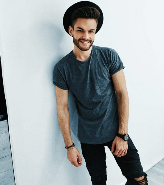 Imagine Stire Statul în casă l-a făcut să-și descopere un talent foarte util. Edward Sanda este propriul hairstylist | 2review.ro