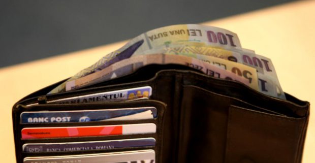 ARB avertizează: Consumatorii care îşi suspendă ratele ar putea plăti sume mai mari după amânare