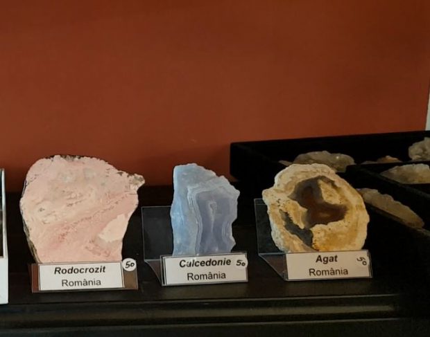 Un inginer geolog vinde pietre semiprețioase