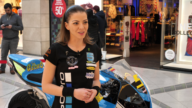 VIDEO/Motociclista-actriță Kiara Firan își împarte viața între concursuri şi teatru. Concurează cu "Gecko" cot la cot cu bărbații și pe mulți îi învinge 