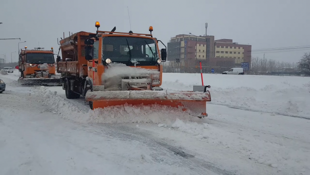VIDEO/ Bucureşti, în sezonul primăvară-iarnă: Autostradă blocată, şosele înzăpezite, trotuare impracticabile