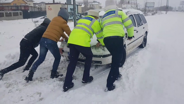 VIDEO/ Bucureşti, în sezonul primăvară-iarnă: Autostradă blocată, şosele înzăpezite, trotuare impracticabile