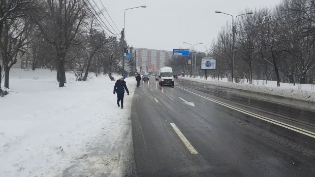 VIDEO/ Bucureşti, în sezonul primăvară-iarnă: Autostradă blocată, şosele înzăpezite, trotuare impracticabile