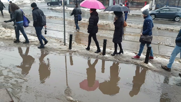 #salvatipipera | Cartierul de afaceri care se "îneacă" după fiecare ploaie. Noroiul de pe pantofi şi haine a devenit "cartea de vizită" a zeci de mii de oameni