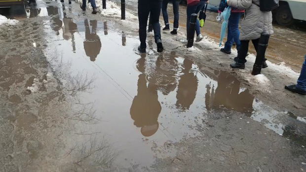 #salvatipipera | Cartierul de afaceri care se "îneacă" după fiecare ploaie. Noroiul de pe pantofi şi haine a devenit "cartea de vizită" a zeci de mii de oameni