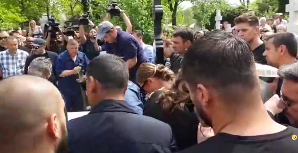 Scandal la mormântul Ionelei Prodan după funeralii. Totul a pornit de la lumănâri