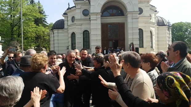 UPDATE/ Ionela Prodan, înmormântată la Cimitirul Bellu, în ropote de aplauze. Sute de oameni au condus-o pe ultimul drum