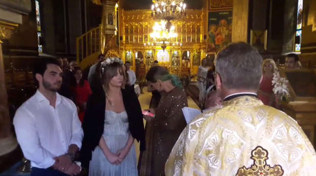 VIDEO/ Gestul făcut de Delia în fața preotului, la botezul nepoatei sale. Toți s-au uitat la ea