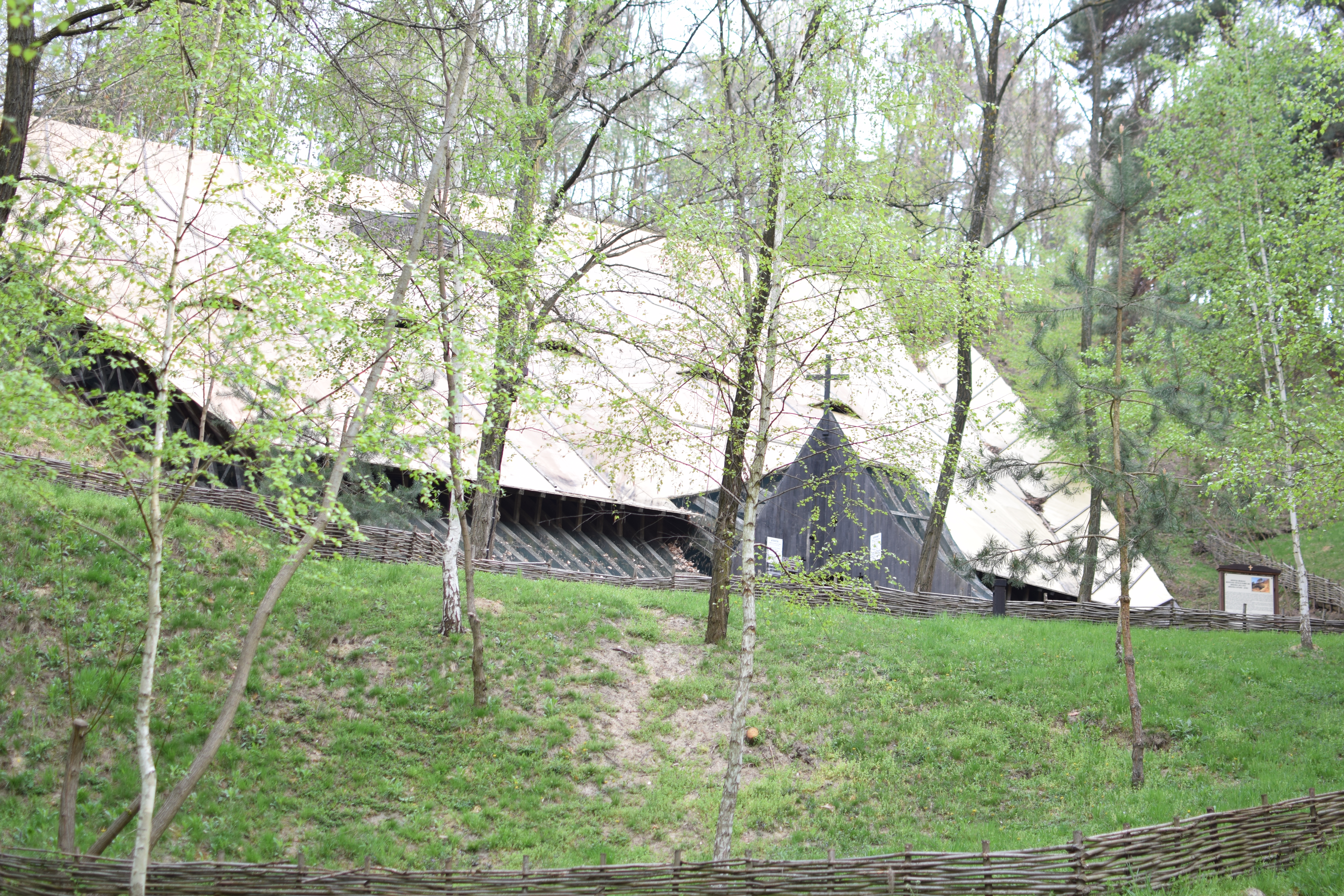 Vedere din exterior, mănăstrirea rupestră de la Şinca Veche