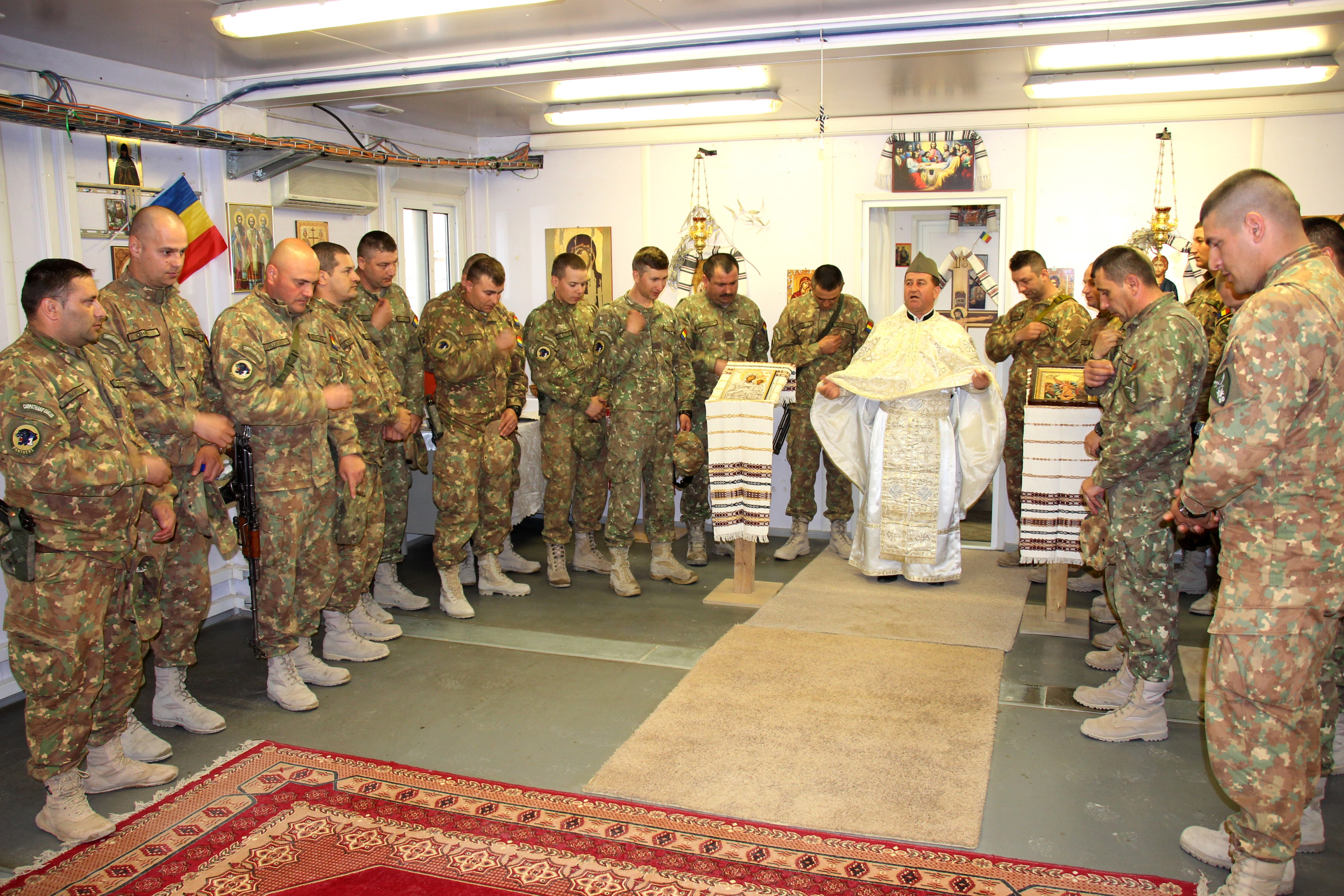 VIDEO | Militarii români sărbătoresc Paștele pe frontul din Afganistan. Au înroșit ouă conform tradiției